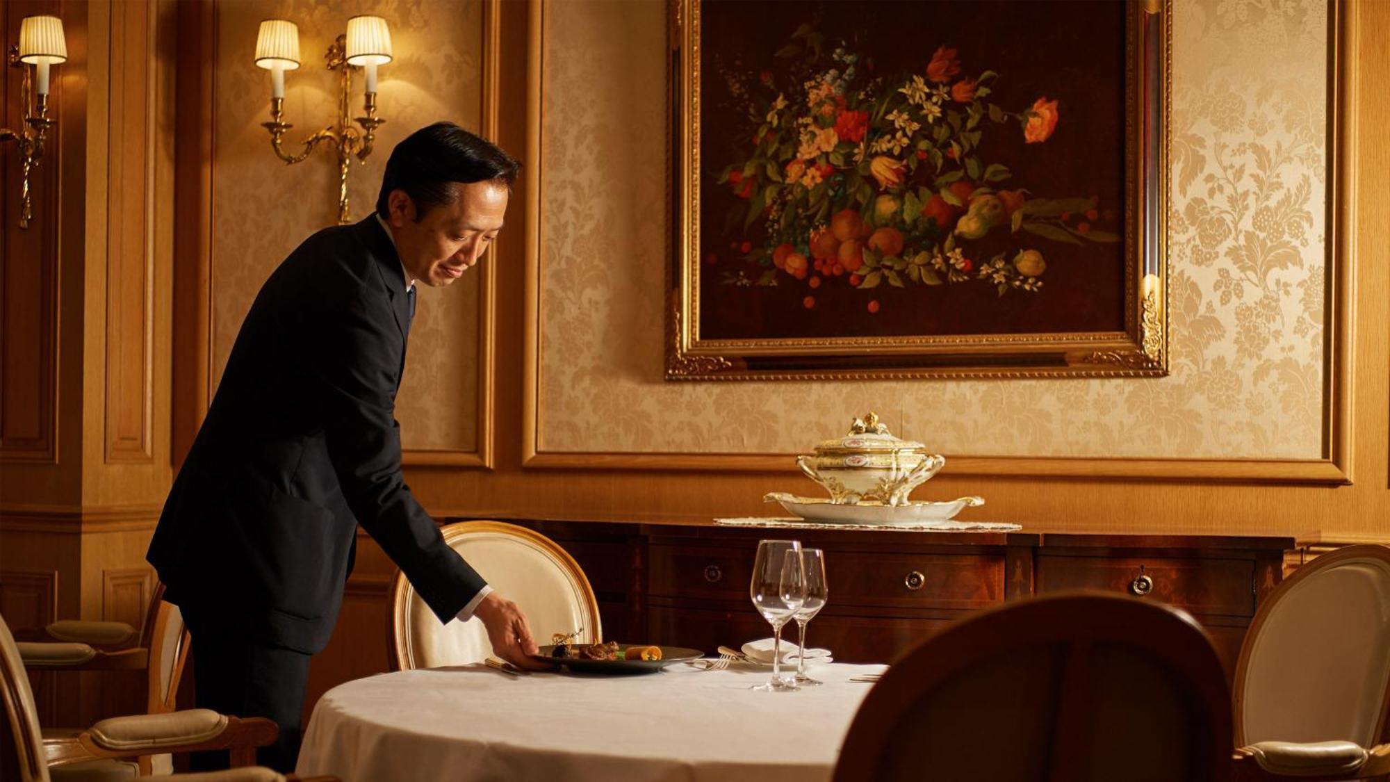 Hotel Intercontinental Yokohama Grand By Ihg Exterior foto A butler serving food at a table